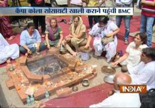 live campa cola residents force bmc officials to... live campa cola residents force bmc officials to...