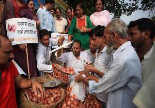 delhi bjp sells onions at rs 25 a kg - India TV delhi bjp sells onions at rs 25 a kg - India TV