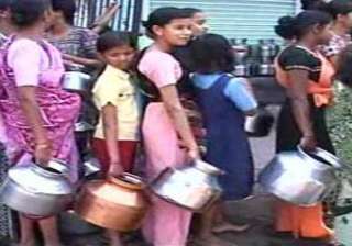 delhi water crisis crowds smash dtc bus in... delhi water crisis crowds smash dtc bus in...