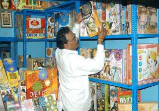 denied licence to sell crackers delhi shopkeepers... denied licence to sell crackers delhi shopkeepers...