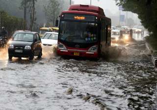 downpour cools delhi floods roads - India TV downpour cools delhi floods roads - India TV