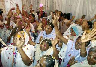 emotional homecoming for vrindavan widows in... emotional homecoming for vrindavan widows in...