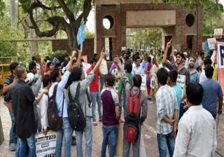 du admission confusion persists students left in... du admission confusion persists students left in...