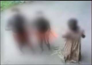 fifteen people arrested for intruding into jarawa... fifteen people arrested for intruding into jarawa...