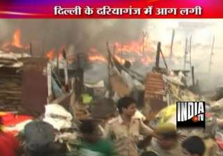 fire guts 100 hutments at slum cluster - India TV fire guts 100 hutments at slum cluster - India TV