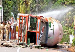 gas leak creates panic in kerala after lpg tanker... gas leak creates panic in kerala after lpg tanker...