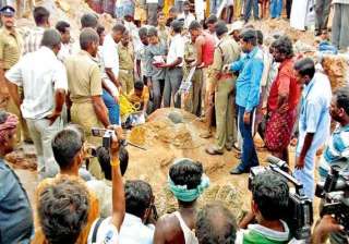 girl found dead in borewell in karnataka - India... girl found dead in borewell in karnataka - India...