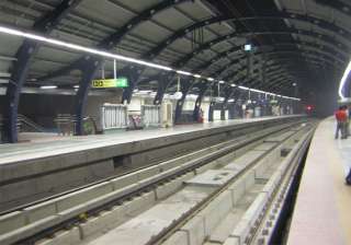 girl jumps to death on delhi metro track in... girl jumps to death on delhi metro track in...