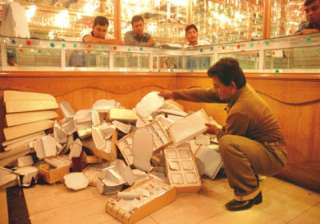guards loot jewellery worth rs 1.5 crore from... guards loot jewellery worth rs 1.5 crore from...