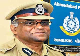 gujarat dgp faints during modi s i day address -... gujarat dgp faints during modi s i day address -...