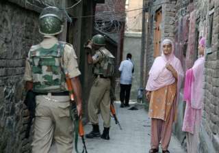 gunfight in srinagar residential area - India TV gunfight in srinagar residential area - India TV