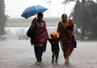 heavy rains lash mumbai cr trains running late -... heavy rains lash mumbai cr trains running late -...