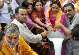 hema malini pours milk into river yamuna in... hema malini pours milk into river yamuna in...