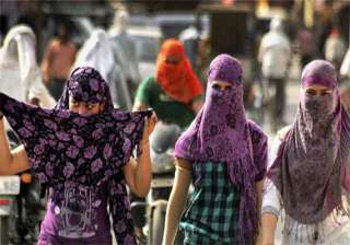 hot humid weather persists in delhi - India TV hot humid weather persists in delhi - India TV