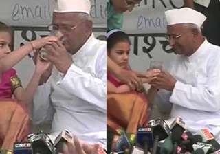 hundreds give up fast in bangalore after hazare... hundreds give up fast in bangalore after hazare...