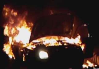 hyundai accent car catches fire in delhi - India... hyundai accent car catches fire in delhi - India...