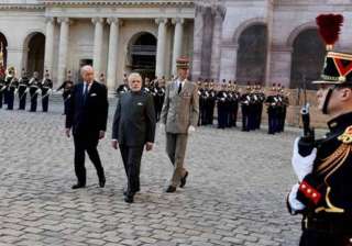 modi accorded ceremonial welcome in paris - India... modi accorded ceremonial welcome in paris - India...