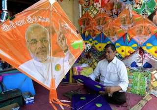 modi obama kites a hit in gujarat this makar... modi obama kites a hit in gujarat this makar...