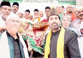 chadar sent by obama offered at ajmer sharif... chadar sent by obama offered at ajmer sharif...