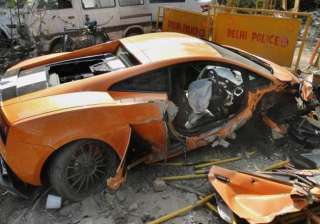 lamborghini rams into road divider driver flees -... lamborghini rams into road divider driver flees -...
