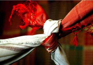 hindu mahasabha leader asks youth to marry girls... hindu mahasabha leader asks youth to marry girls...