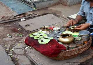 bihar paan seller offers free condoms to create... bihar paan seller offers free condoms to create...