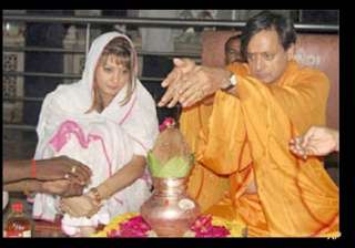 tharoor acknowledges sunanda as fiance - India TV tharoor acknowledges sunanda as fiance - India TV