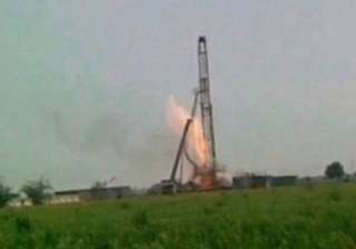 gujarat gas well blaze still on ongc rushes... gujarat gas well blaze still on ongc rushes...