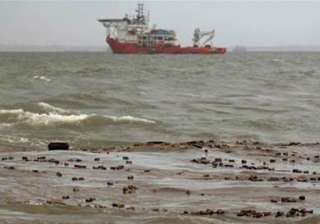 mumbai oil spill a big disaster clean up on -... mumbai oil spill a big disaster clean up on -...