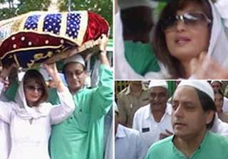 tharoor sunanda visit ajmer dargah - India TV tharoor sunanda visit ajmer dargah - India TV