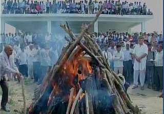 last rites of farmer gajendra singh performed in... last rites of farmer gajendra singh performed in...