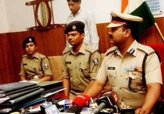 bihar couple stages nude protest against police... bihar couple stages nude protest against police...