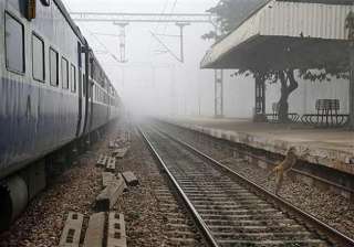 foggy morning in delhi delays over 30 trains -... foggy morning in delhi delays over 30 trains -...
