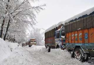 snowfall closes srinagar jammu highway - India TV snowfall closes srinagar jammu highway - India TV