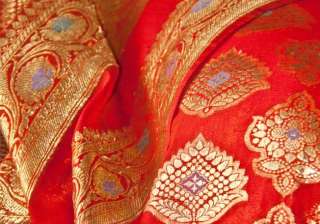 kashi weavers pack 100 benarasi saris for... kashi weavers pack 100 benarasi saris for...