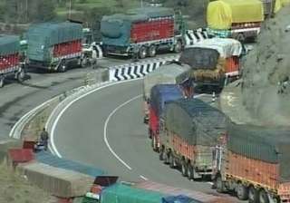 jammu srinagar highway opens one way for darbar... jammu srinagar highway opens one way for darbar...