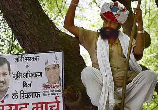 delhi police blames aap for farmer gajendra singh... delhi police blames aap for farmer gajendra singh...