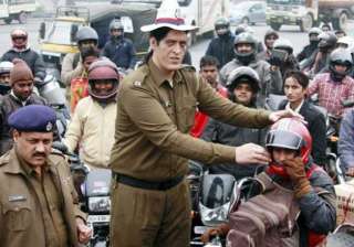 haryana traffic constable 7 ft 4 inch tall... haryana traffic constable 7 ft 4 inch tall...