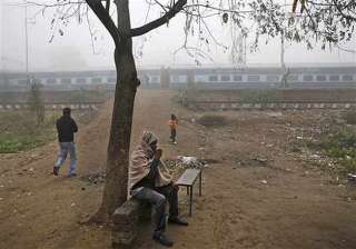 cloudy morning in delhi 41 trains running late -... cloudy morning in delhi 41 trains running late -...