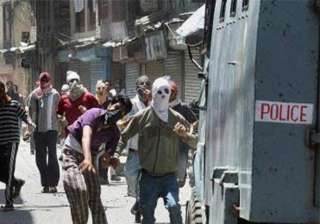 mob attacks police station in gujarat 3 cops... mob attacks police station in gujarat 3 cops...