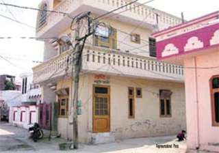 6 killed 4 injured as high tension wire falls on... 6 killed 4 injured as high tension wire falls on...