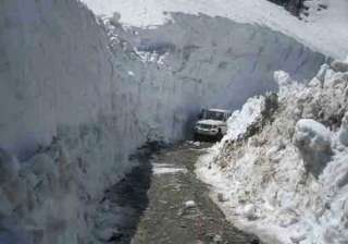 snow covered rohtang pass closed for traffic -... snow covered rohtang pass closed for traffic -...