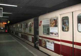 rail fracture on metro tracks affects office time... rail fracture on metro tracks affects office time...