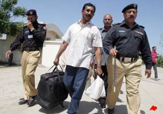 indian prisoner returns from pakistan after 27... indian prisoner returns from pakistan after 27...