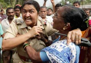jaitapur police did not spare even women children... jaitapur police did not spare even women children...
