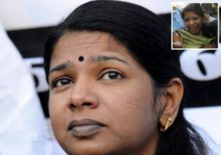 kanimozhi in tears raja explained court order to... kanimozhi in tears raja explained court order to...