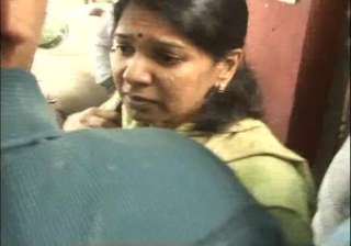 karunanidhi s daughter kanimozhi goes to tihar... karunanidhi s daughter kanimozhi goes to tihar...