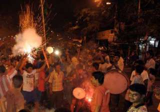 kolkata bursts crackers celebrates knight victory... kolkata bursts crackers celebrates knight victory...