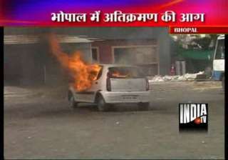 lathicharge teargas after bhopal residents resist... lathicharge teargas after bhopal residents resist...