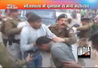 mp police beats up devotees during saraswati... mp police beats up devotees during saraswati...